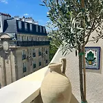 Charming Parisian Flat Near Eiffel Tower - 3 Rooms And Balcony